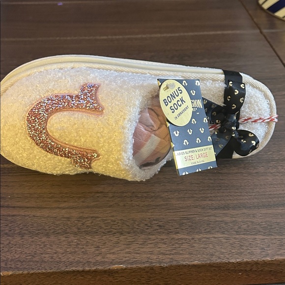 True Religion Cream Slippers with Pink Accents - Picture 1 of 3